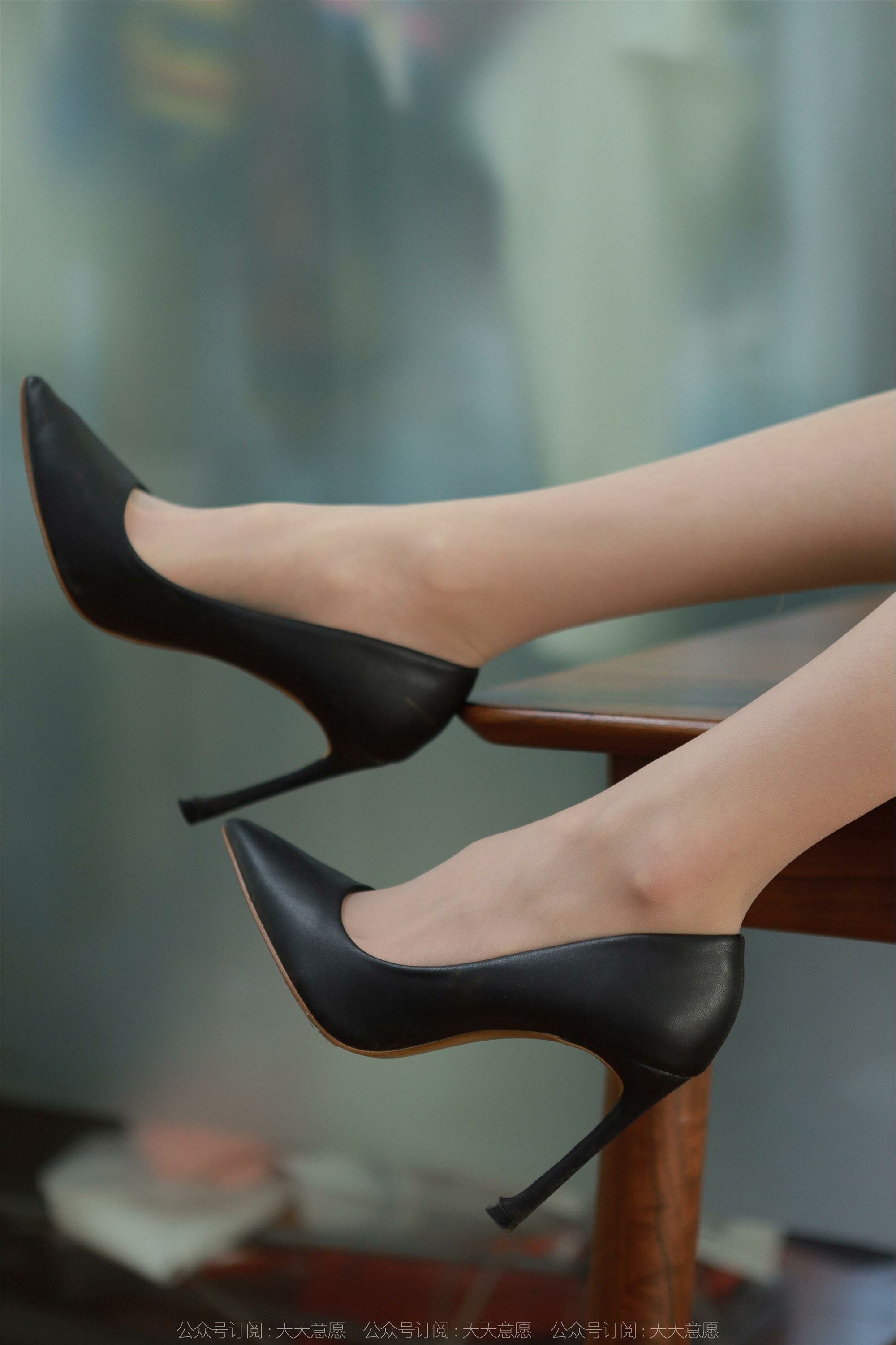 IESS异思趣向  2022.05.03 丝享家 1077：团团《红裙丽人大长腿》